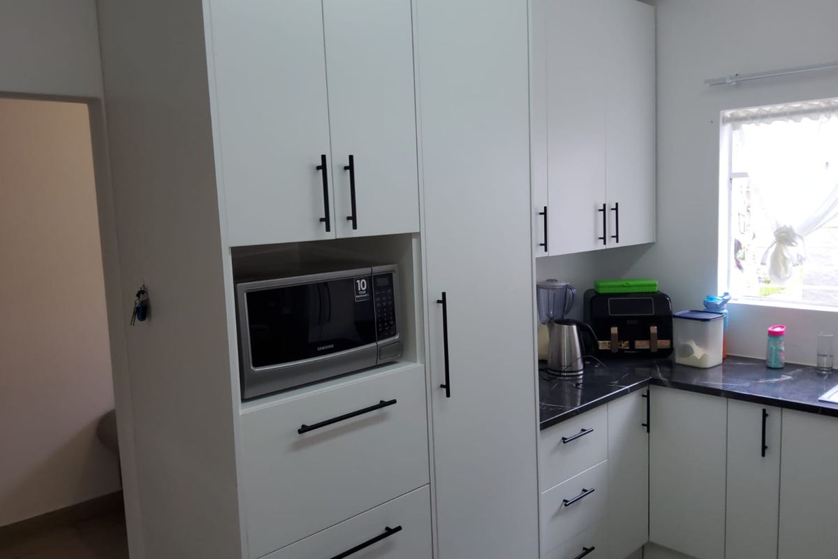 **Spacious 3-Bedroom Townhouse in Secure Complex - Photo 3