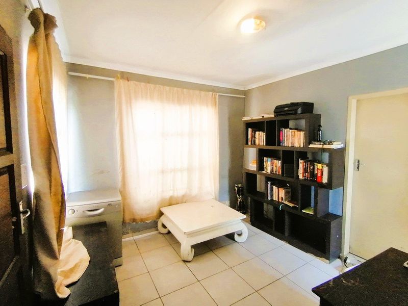Charming 2-Bedroom Home – Ideal for Investors - Photo 3