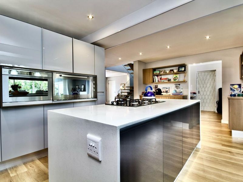 Sophisticated Living by the Sea: A Home Designed for Comfort and Style - Photo 6