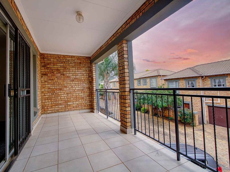 Charming and Conveniently Located Townhouse for Sale - Photo 10