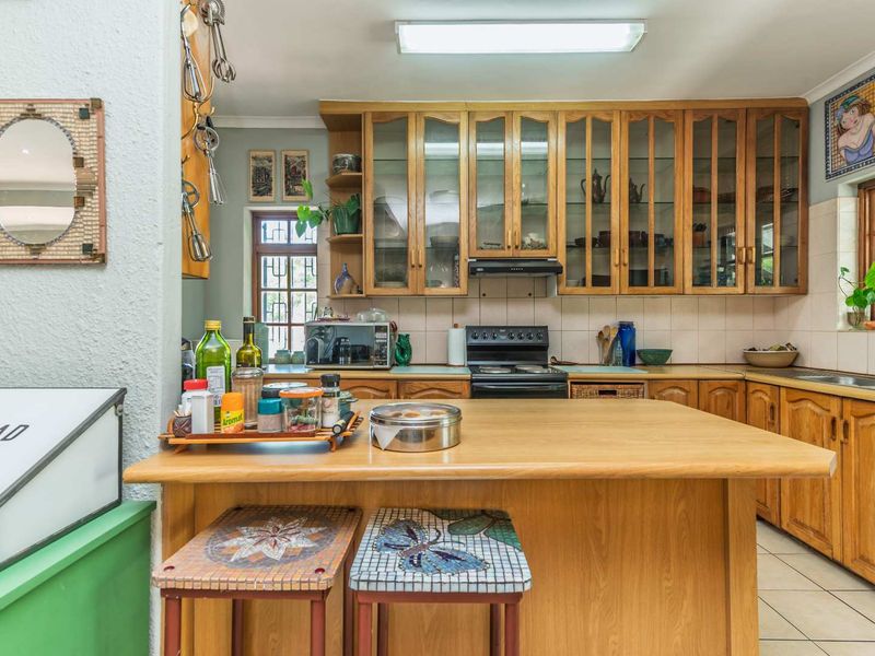 4 Bedroom Family Home with Pool & Table Mountain Views - Close to school SACS Junior School and Sans Souci Girls High School - Photo 9