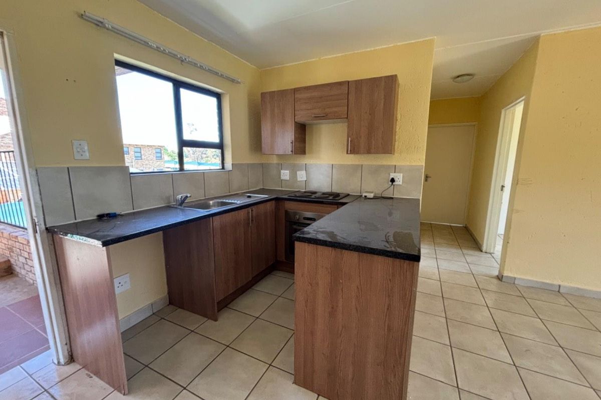 Bright & Beautiful 2-Bedroom, 2-Bathroom Apartment with Balcony - Photo 4