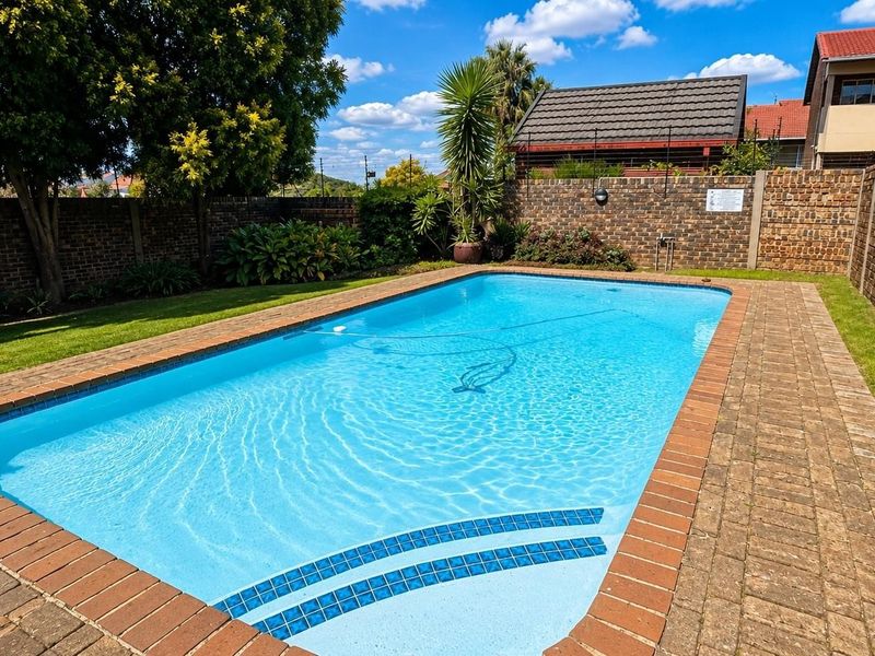 Townhouse For Sale in Glenvista, Johannesburg - Photo 3