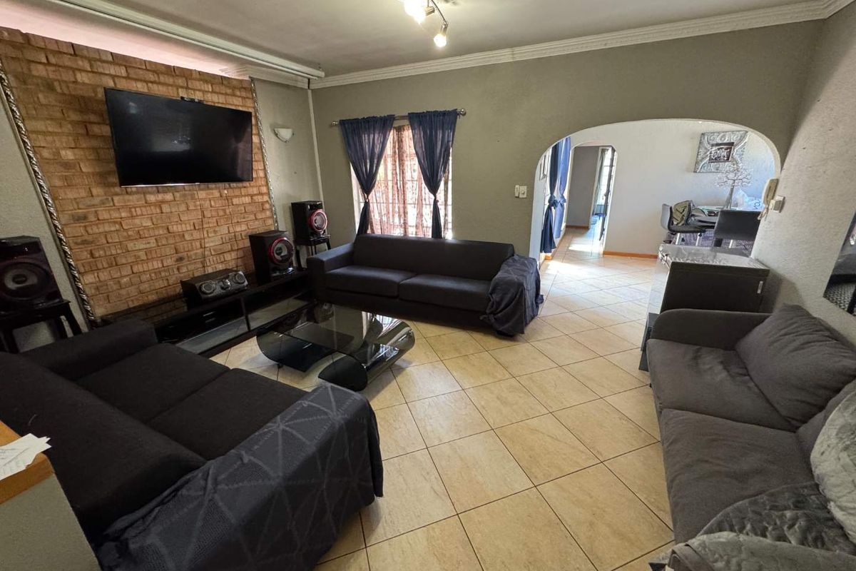 Family Home with 2 Flatlets for Sale - Photo 5