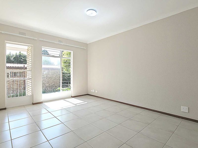 Large Duplex Sandton 4 Bedroom Townhouse with Large Wrap-Around Garden - Photo 10