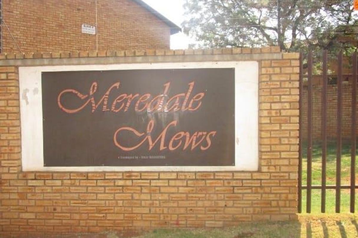 2 Bedroom Townhouse for Sale in MeredaleJohannesburg South - Photo 2