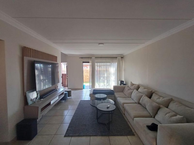 3 Bedroom 2.5 Bathroom For Sale - Photo 3