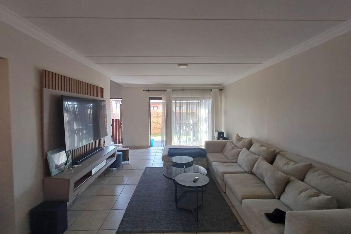 3 Bedroom 2.5 Bathroom For Sale - Photo 3