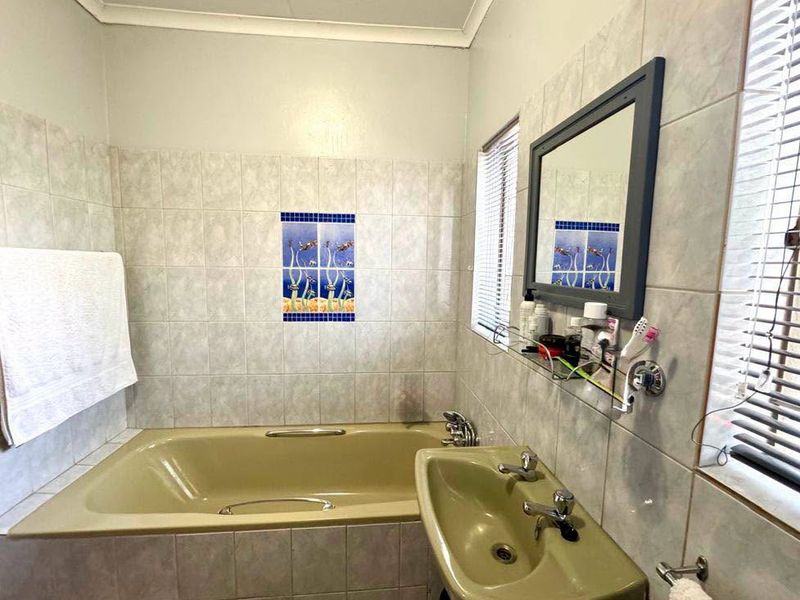 4 Bedroom House For Sale in Olympia - Photo 8