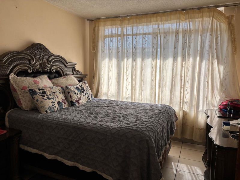 Stunning unit a well maintained complex. - Photo 4