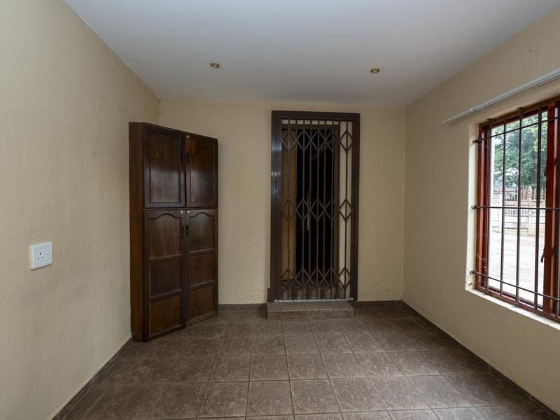 Fixer-upper with entertainer's flair - Photo 7