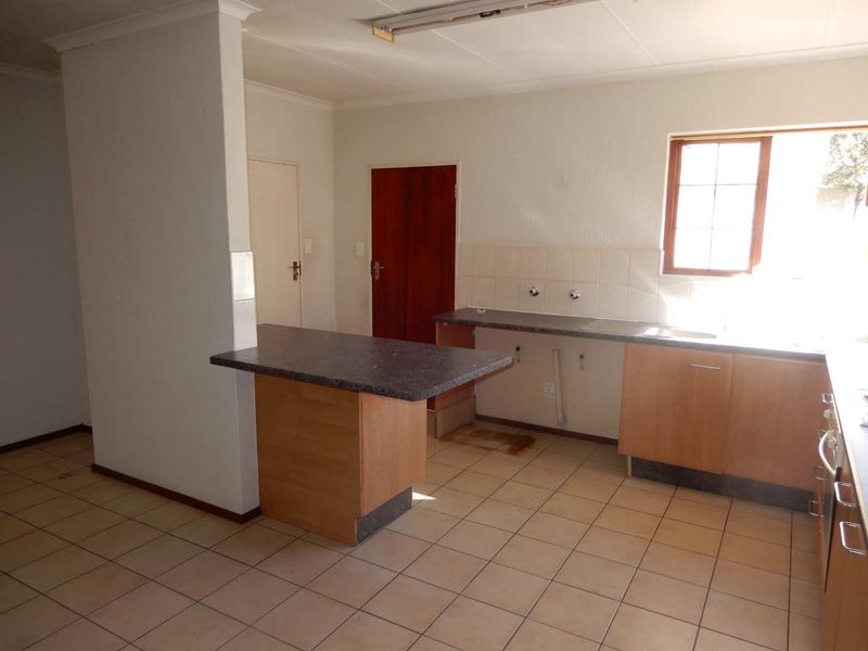 A spacious 2-bedroom freehold cluster home situated in a secure estate in  Douglasdale. - Photo 3
