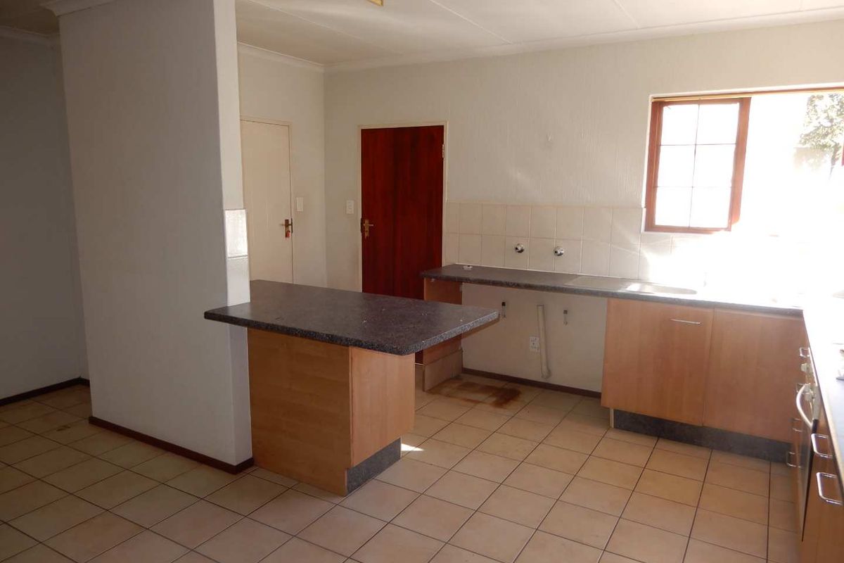 A spacious 2-bedroom freehold cluster home situated in a secure estate in  Douglasdale. - Photo 3