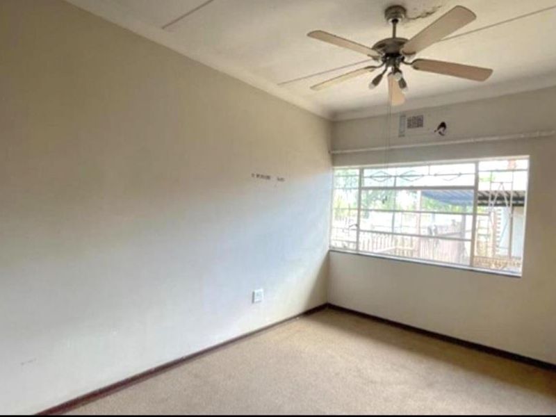 Spacious abode - Photo 10