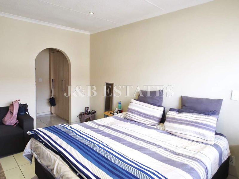 Well-Maintained 3-Bedroom Unit - Photo 4