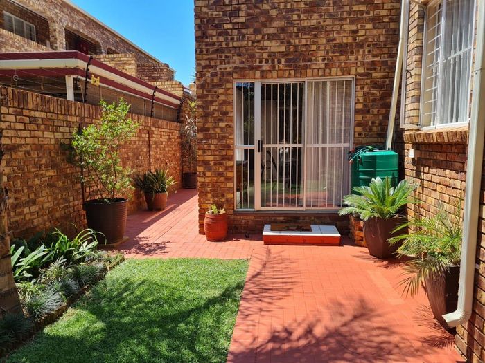 Property #1974043, Townhouse Pending Sale in Zwartkop Ext 7