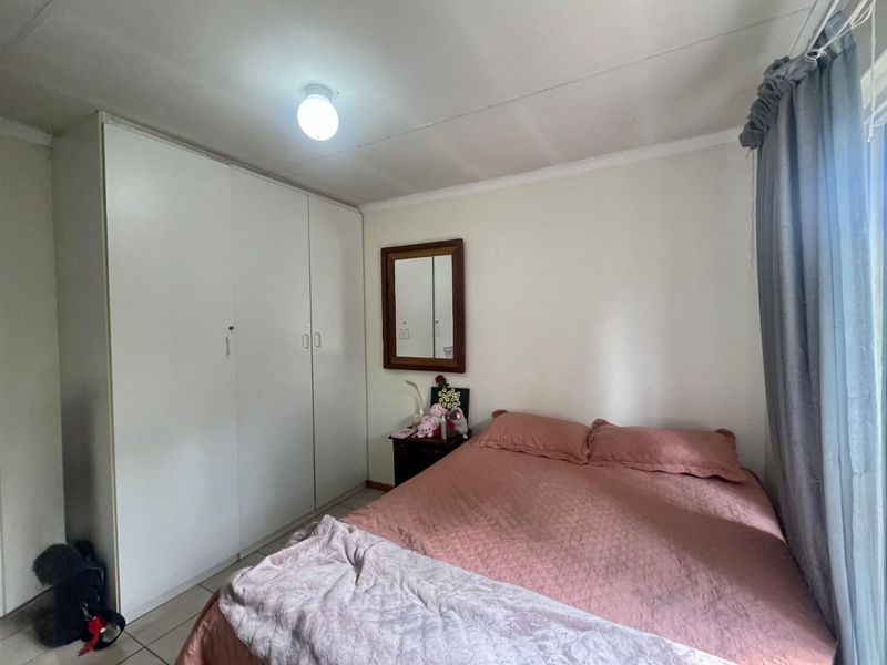 No Loadshedding | Bright 2-Bed Townhouse with Garden & Garage in Die Hoewes! - Photo 10