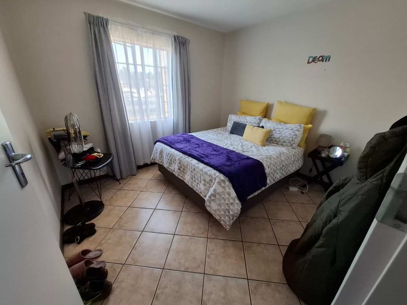 Modern 2 bedroom Top unit in Die Hoewes - Photo 9