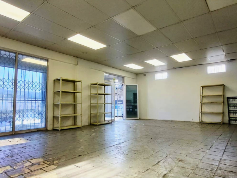 130m2 Road-Facing Commercial Space to Rent - Photo 2