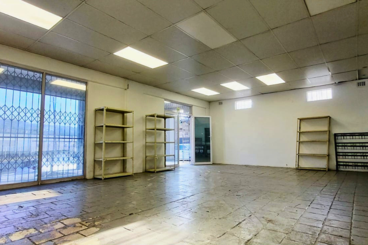 130m2 Road-Facing Commercial Space to Rent - Photo 2