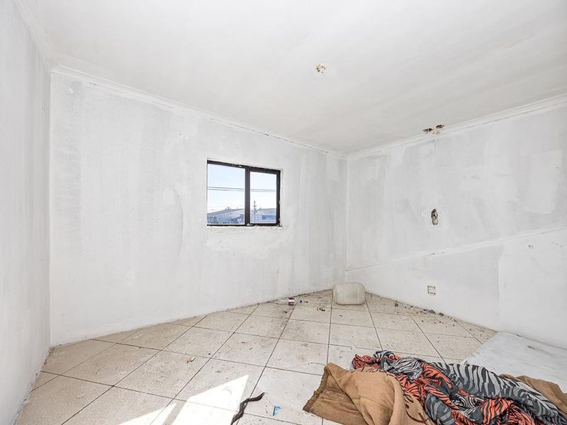 Investor’s Dream Opportunity on Koeberg Road, Brooklyn - Photo 5