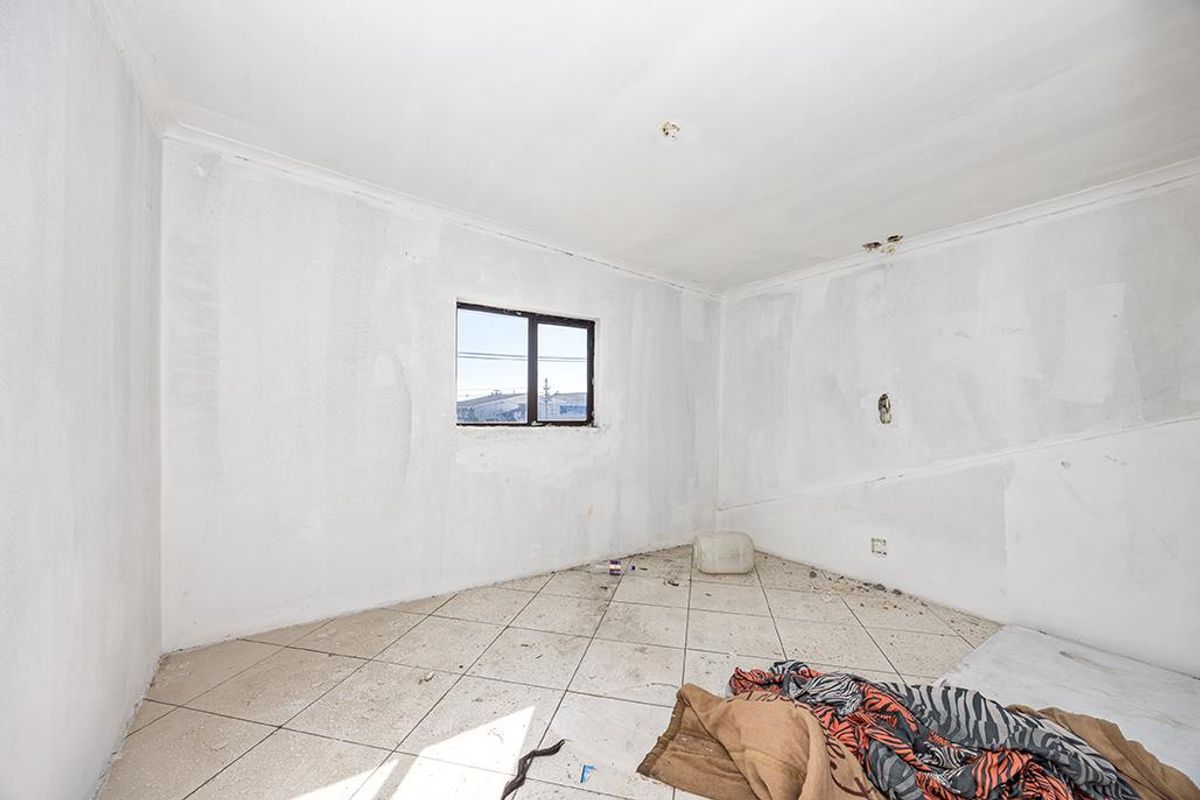 Investor’s Dream Opportunity on Koeberg Road, Brooklyn - Photo 5