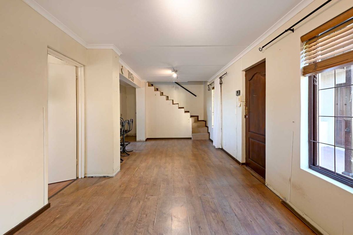 Spacious Family Home with Exceptional Indoor-Outdoor Living in Parklands - Photo 5