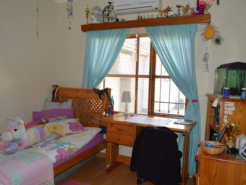 Well located family home close to Town, Hospital and School perfect for the extended family or for home office - Photo 10