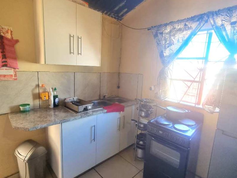 OLD HOUSE IN KATUTURA CENTRAL - Photo 7