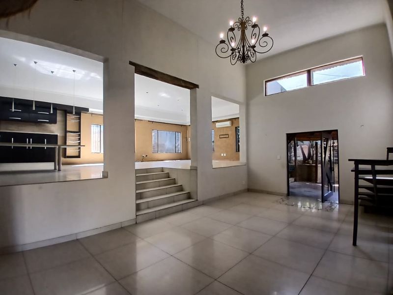 5 Bedroom Freestanding House with Flat 🤩 - Photo 4