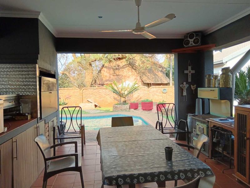 A Gem in the heart of Karenpark, a must see. - Photo 4