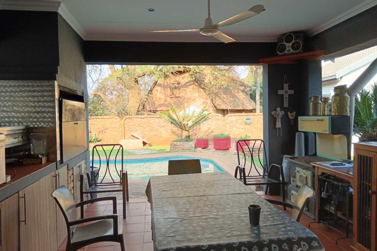 A Gem in the heart of Karenpark, a must see. - Photo 4