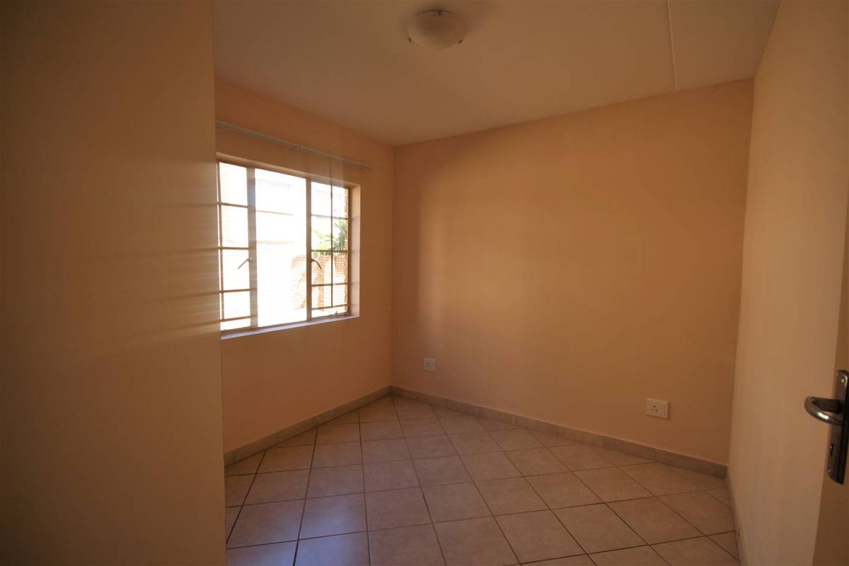 Charming Garden: 2-Bed Ground-Floor Apartment Awaits! - Photo 3