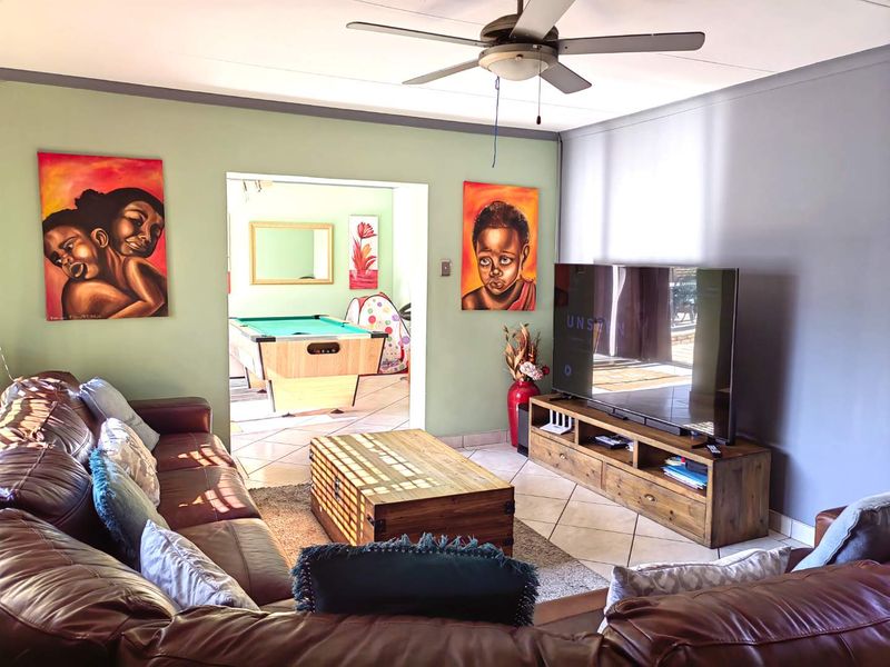 Where Modern Style Meets Family Comfort - Photo 7