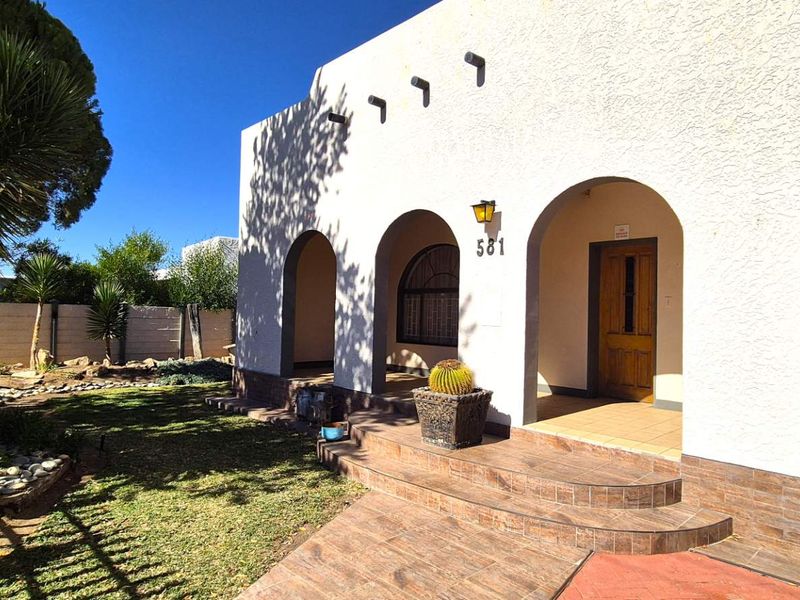 Neat and Spacious Family Home, Perfect for Entertaining! - Photo 2