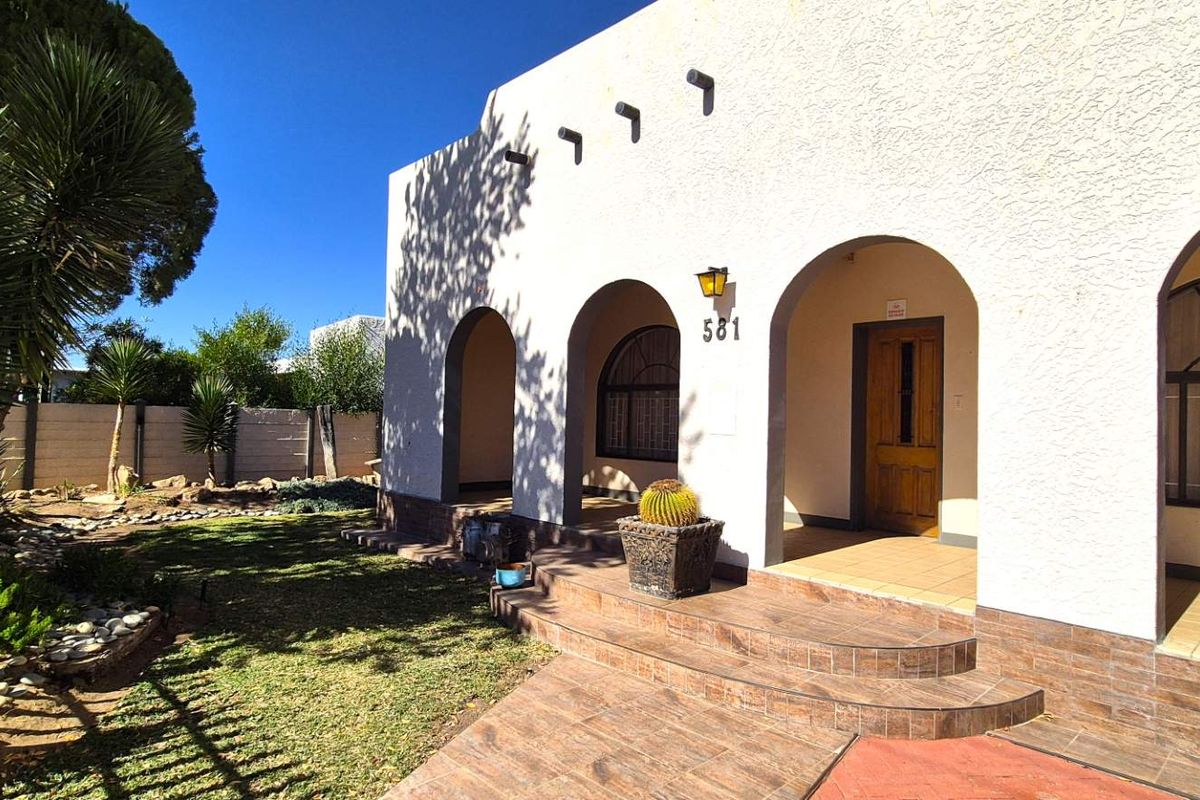 Neat and Spacious Family Home, Perfect for Entertaining! - Photo 2