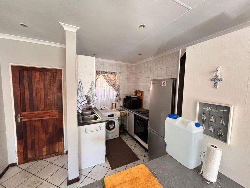 Charming Facebrick Townhouse in Secure Complex - Photo 8