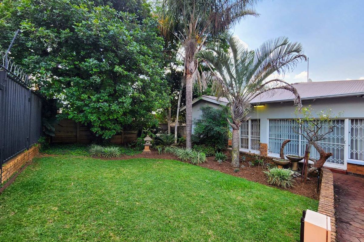 Dual Living at its Finest: Spacious 4-Bedroom Home with a Fully Self-Contained Flat - Photo 3