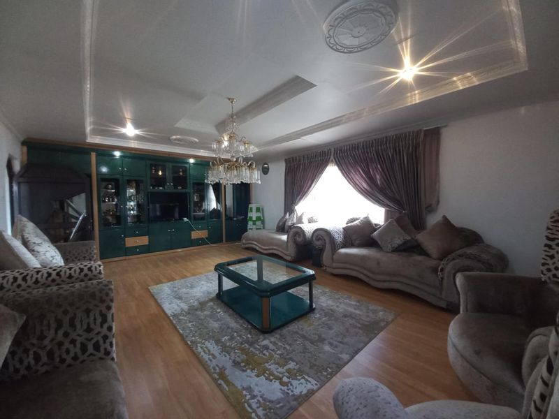 Attention Buyers! Remarkable Property with 4 Bedrooms, Countless Luxuries, and Endless Potential!! - Photo 6
