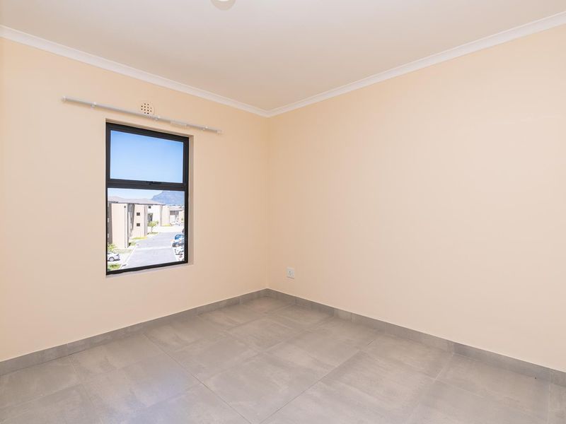 Spacious Three Bedroom Apartment - Photo 9
