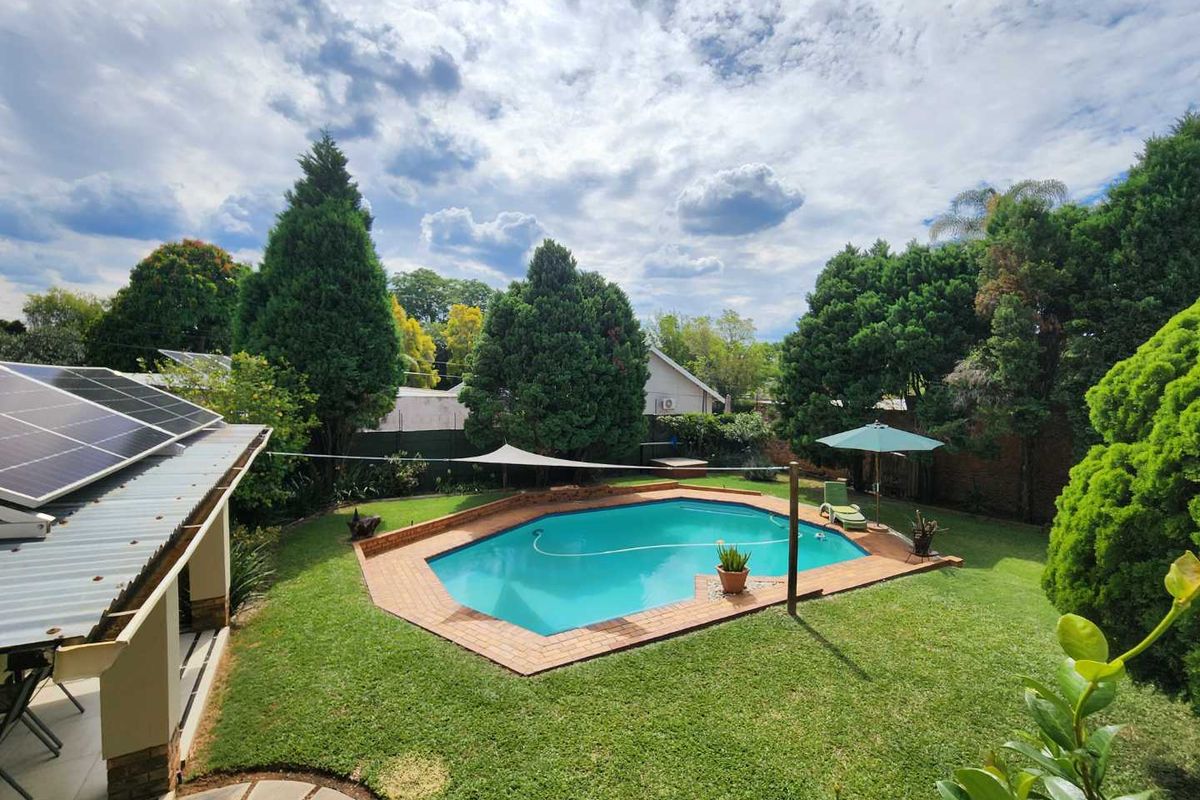 RARE AND HIGHLY DESIRABLE FAMILY HOME WITH FLAT, OFFICE, POOL & 10KVA SOLAR - Photo 2