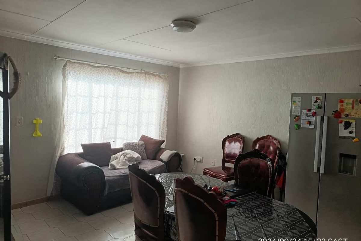 Perfect Lock-up-&-go 2 bedroom apartment in secure complex For Sale!! - Photo 5