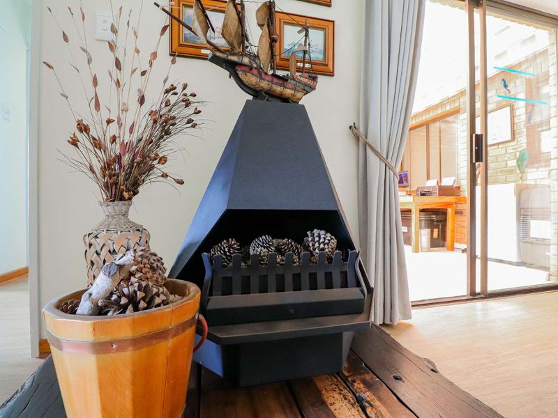 Perfect lock-up and go with magical sea views - Photo 6