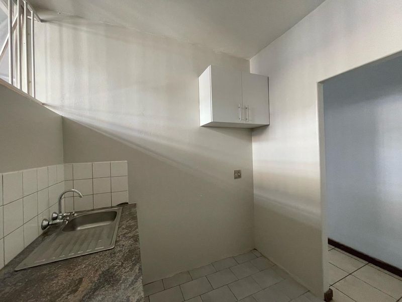 Charming 2.5 Bedroom Apartment in a Secure Complex - Photo 8