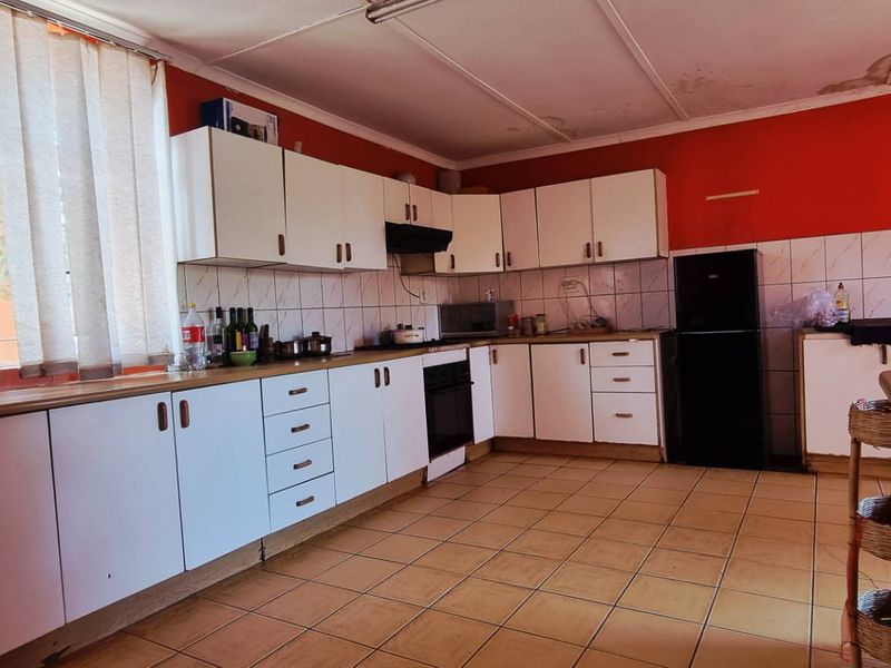 Khomasdal 3 bedroom house with flat - Photo 4