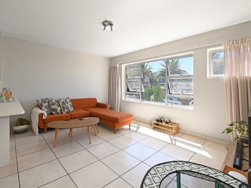 Spacious & Light-Filled 2 bedroom Apartment in the Heart of Gardens - Photo 7