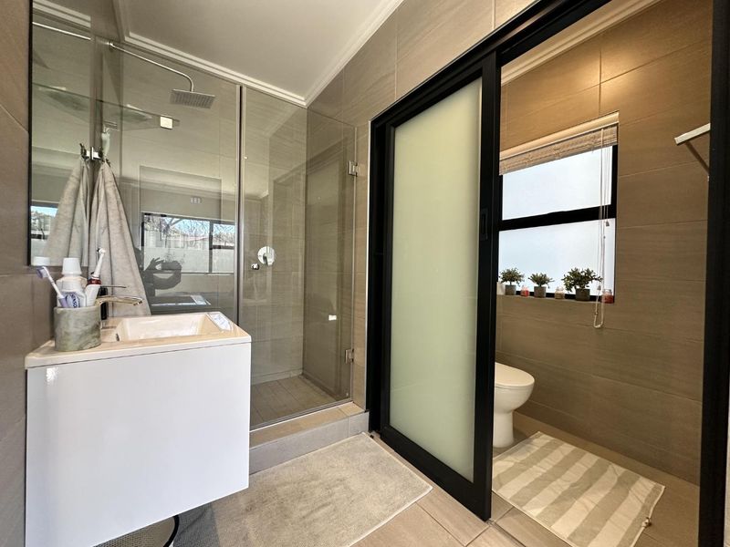 VERY PRIVATE AND MODERN 2 BEDROOM GROUND FLOOR UNIT IN BRYANSTON FOR RENT!! - Photo 7