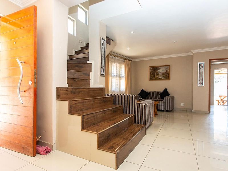 Luxury Living Redefined – Stunning 6 Bedroom Double Storey Family Home - Photo 5