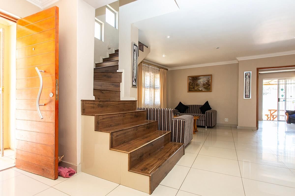 Luxury Living Redefined – Stunning 6 Bedroom Double Storey Family Home - Photo 5