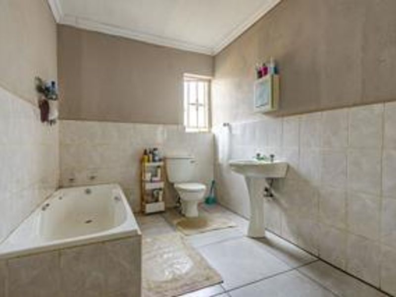 3 Bedroom Suburban Home - Photo 5